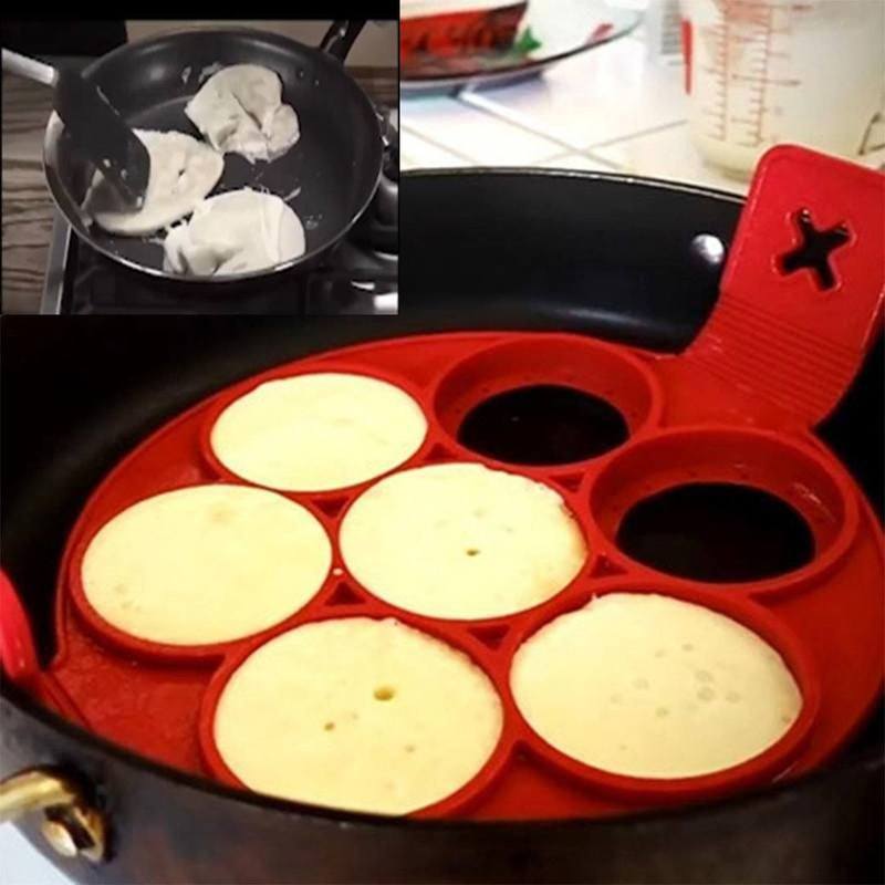 Rød non-stick silikone pandekageform, fleksibel og nem at rengøre, perfekt til at forme pandekager.