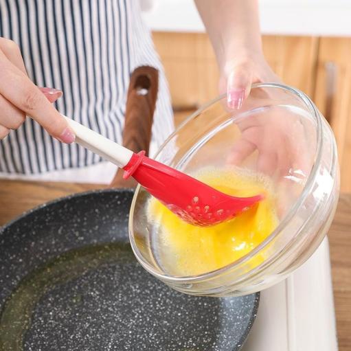 Halvcirkelformet multipurpose ske til køkkenet, rød og grå farve, velegnet til rivning og mosede ingredienser.