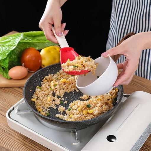 Halvcirkelformet multipurpose ske til køkkenet, rød og grå farve, velegnet til rivning og mosede ingredienser.