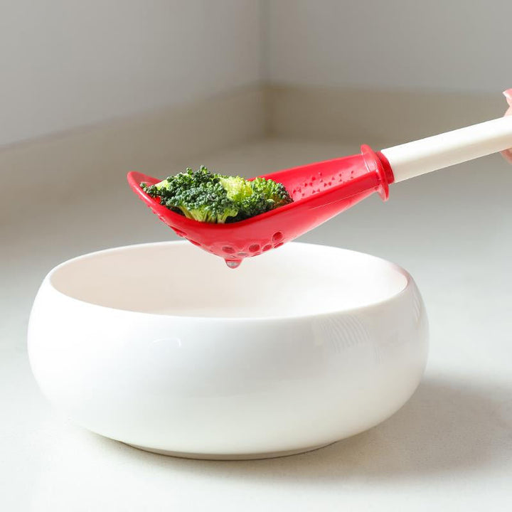Halvcirkelformet multipurpose ske til køkkenet, rød og grå farve, velegnet til rivning og mosede ingredienser.