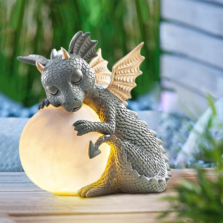 Dekorativ dragefigur til haven med LED-lys, lavet af polyresin, lyser varmt, detaljeret, håndmalet dekoration.