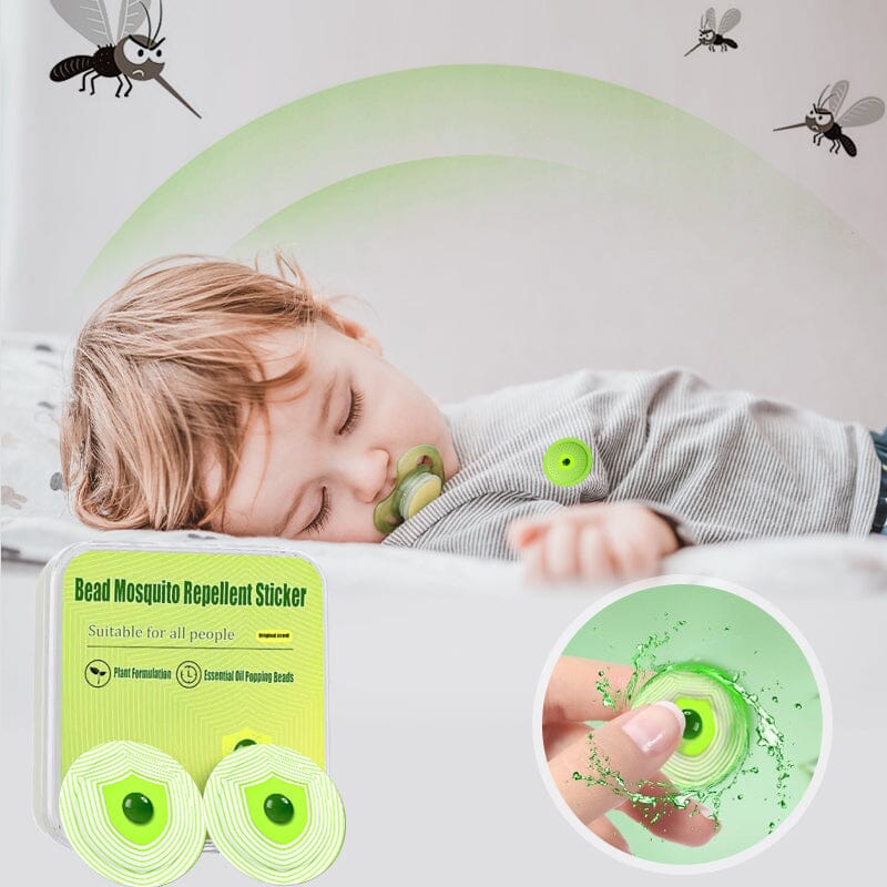 Cirkulært myggestik-klistermærke med plantebaserede olier, fastgjort til et børne-rygsæk for ubekymrede udendørsaktiviteter om sommeren.