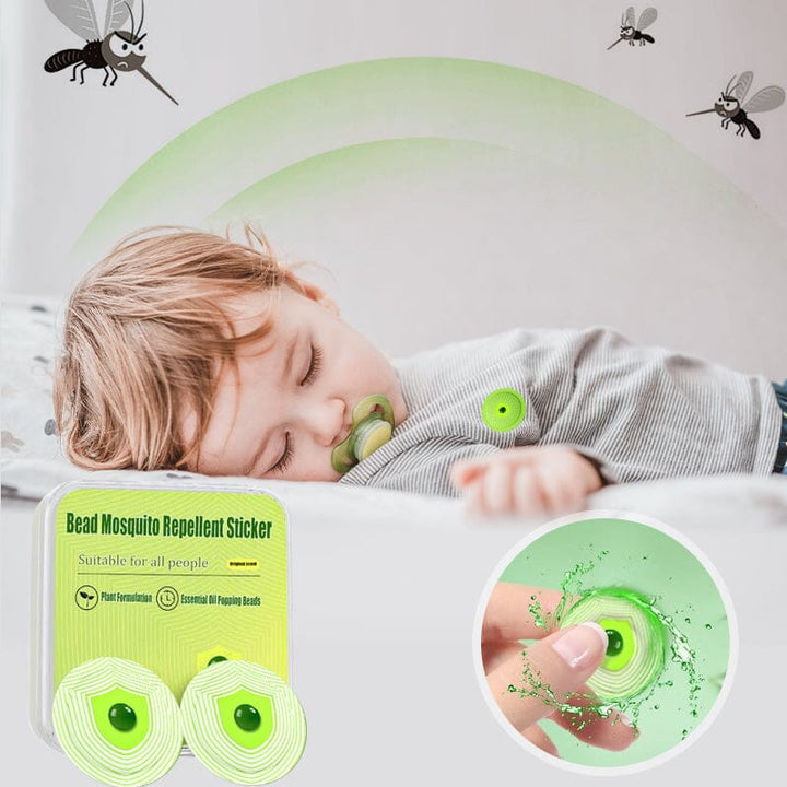 Cirkulært myggestik-klistermærke med plantebaserede olier, fastgjort til et børne-rygsæk for ubekymrede udendørsaktiviteter om sommeren.