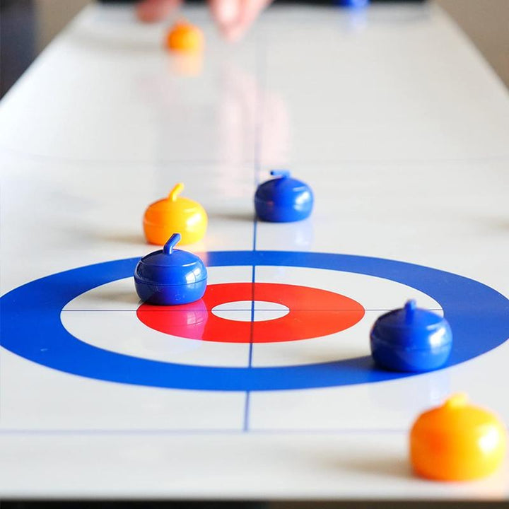 Bordcurling spil billede, realistisk is-effekt, kompakt design, blå og gule sten, indendørs underholdning for familier.