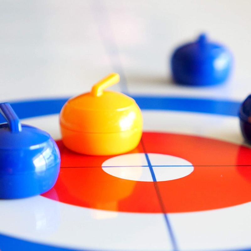 Bordcurling spil billede, realistisk is-effekt, kompakt design, blå og gule sten, indendørs underholdning for familier.
