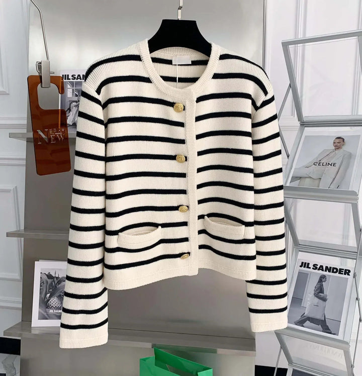 Dame stribet cardigan med rund hals, perfekt til lag-på-lag. Ideel til hverdagsbrug og arbejde.