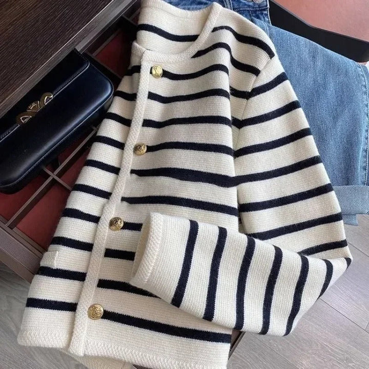 Dame stribet cardigan med rund hals, perfekt til lag-på-lag. Ideel til hverdagsbrug og arbejde.