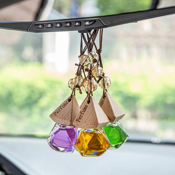 Frischer Autoduft-Anhänger, Holz und Glas, kompakt und stilvoll, passend für alle Autos, verleiht dem Auto Persönlichkeit.