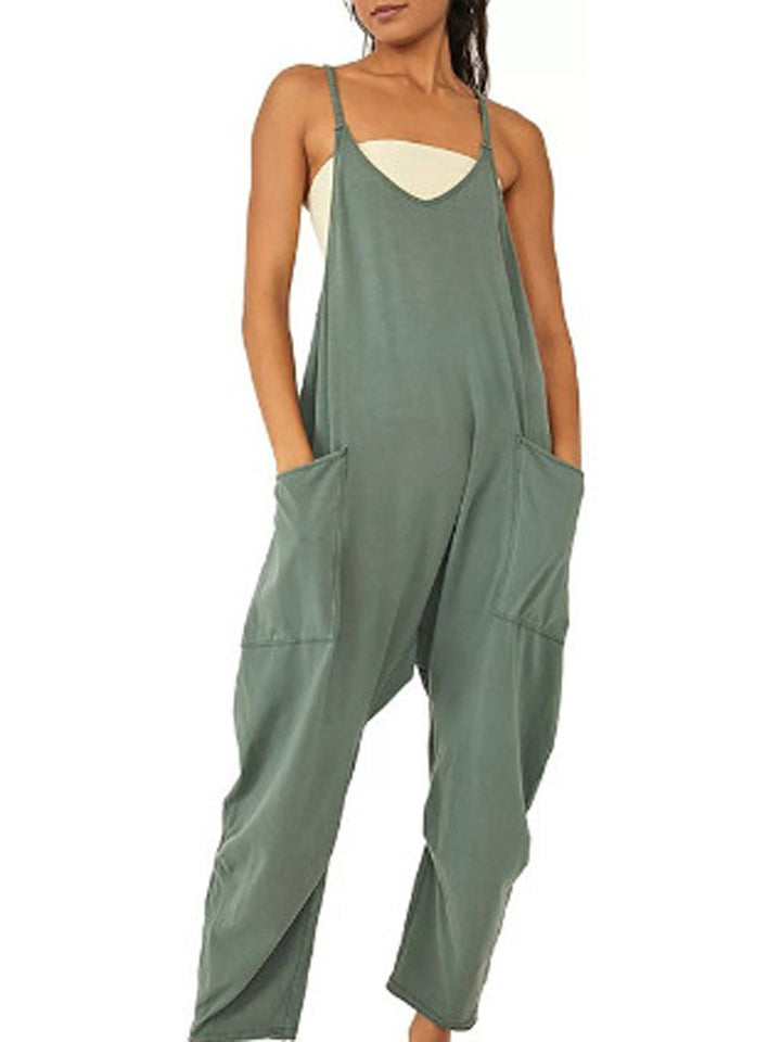 Afslappet dame jumpsuit i let stof, løs og stilfuld, med sidelommer og lynlås bagpå, til behagelige sommerdage.