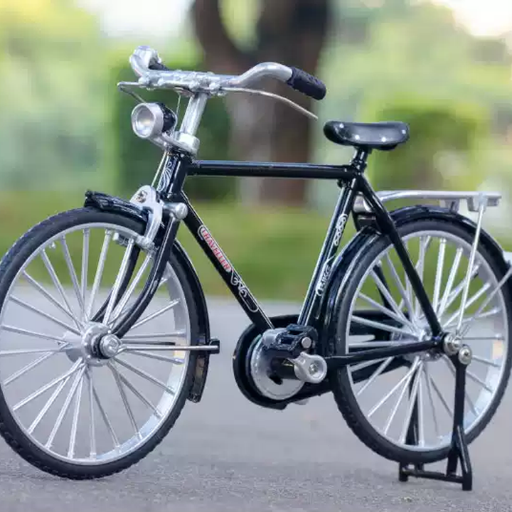 Retro-lignende sort/grøn metal mini cykel, realistisk design, samlerobjekt og gaveidé, børn og gaver