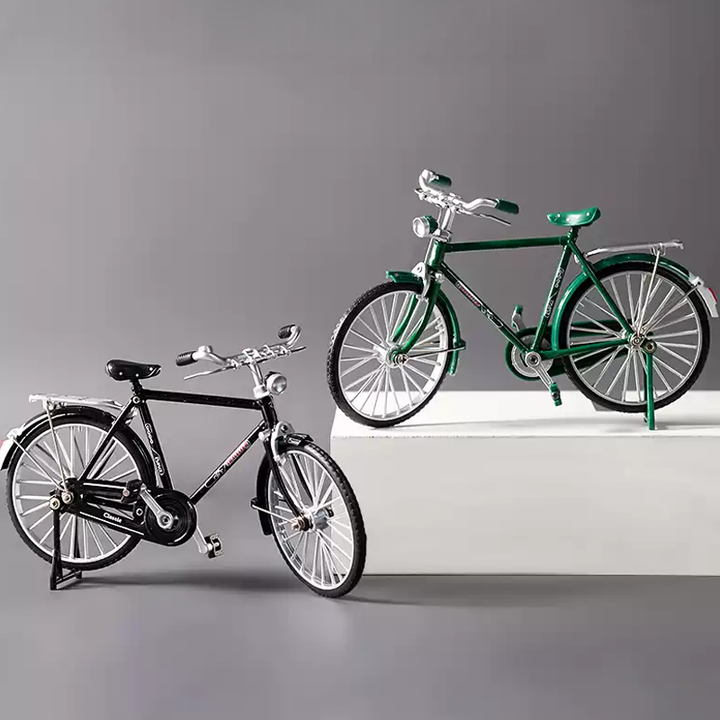Retro-lignende sort/grøn metal mini cykel, realistisk design, samlerobjekt og gaveidé, børn og gaver