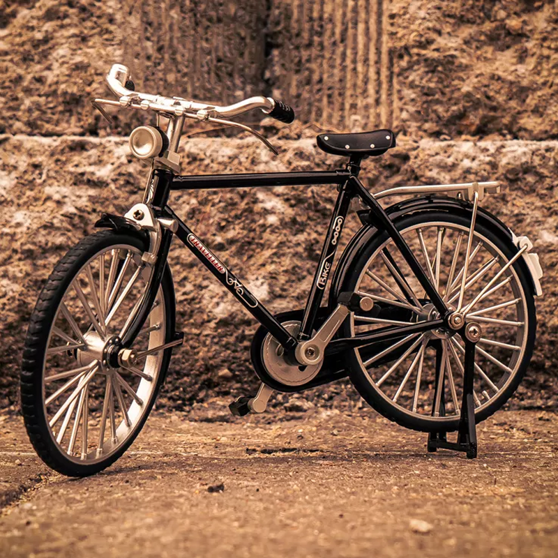 Retro-lignende sort/grøn metal mini cykel, realistisk design, samlerobjekt og gaveidé, børn og gaver
