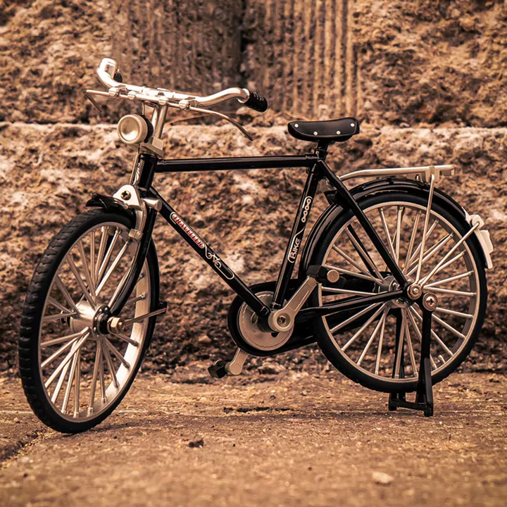 Retro-lignende sort/grøn metal mini cykel, realistisk design, samlerobjekt og gaveidé, børn og gaver