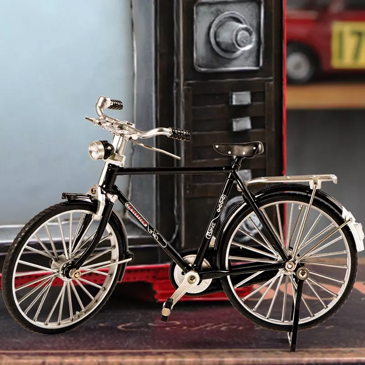 Retro-lignende sort/grøn metal mini cykel, realistisk design, samlerobjekt og gaveidé, børn og gaver