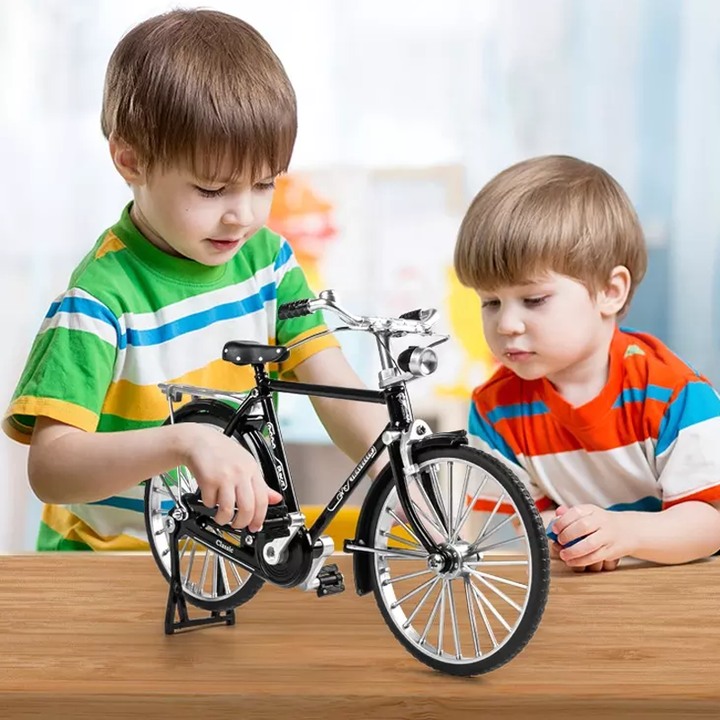 Retro-lignende sort/grøn metal mini cykel, realistisk design, samlerobjekt og gaveidé, børn og gaver
