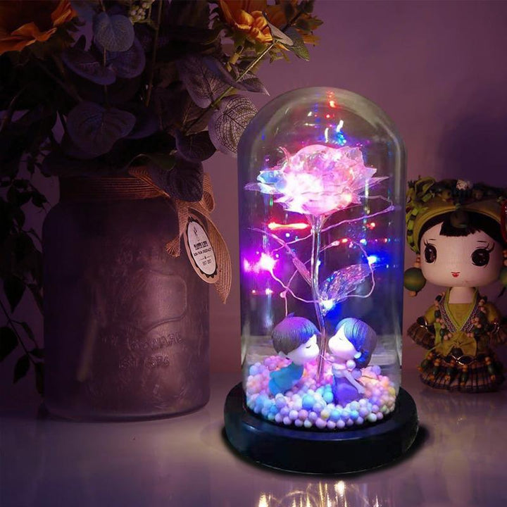 Romantisk LED Rose under glaskuppel, skaber varm og stemningsfuld belysning, ideel til hjemmet og som gave.