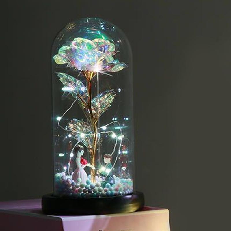 Romantisk LED Rose under glaskuppel, skaber varm og stemningsfuld belysning, ideel til hjemmet og som gave.