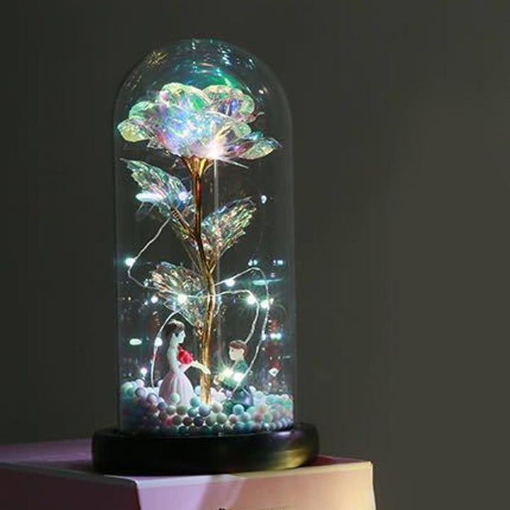 Romantisk LED Rose under glaskuppel, skaber varm og stemningsfuld belysning, ideel til hjemmet og som gave.