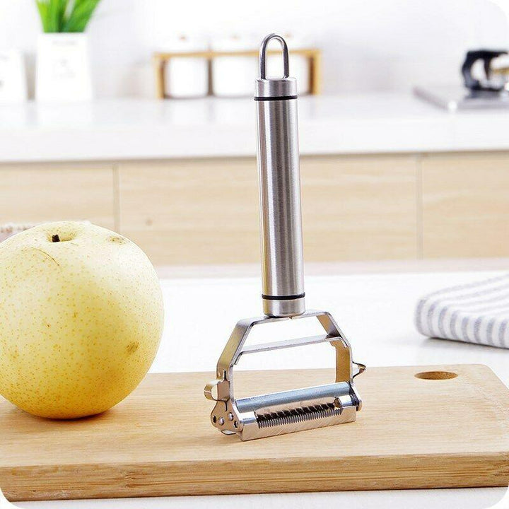 Grøntsagsskræller i rustfrit stål, sølvfarvet, ergonomisk håndtag med hængekrog, kompakt og moderne design.