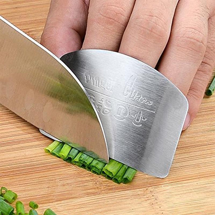 Justerbart fingerskjold i rustfrit stål til køkkenet, beskytter fingrene mod snitsår, stilfuldt og sikkert.