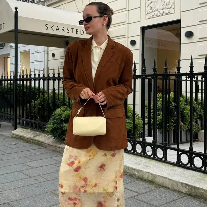 "Ruskea naisten cropped bleiseri pitkät hihat, klassinen leikkaus, ajaton muotoilu, moderni ja elegantti ilme."