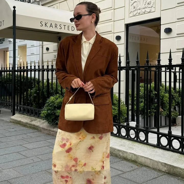 "Ruskea naisten cropped bleiseri pitkät hihat, klassinen leikkaus, ajaton muotoilu, moderni ja elegantti ilme."