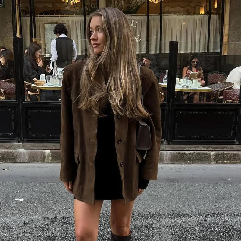 "Ruskea naisten cropped bleiseri pitkät hihat, klassinen leikkaus, ajaton muotoilu, moderni ja elegantti ilme."