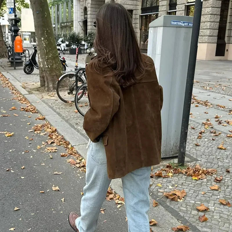 "Ruskea naisten cropped bleiseri pitkät hihat, klassinen leikkaus, ajaton muotoilu, moderni ja elegantti ilme."