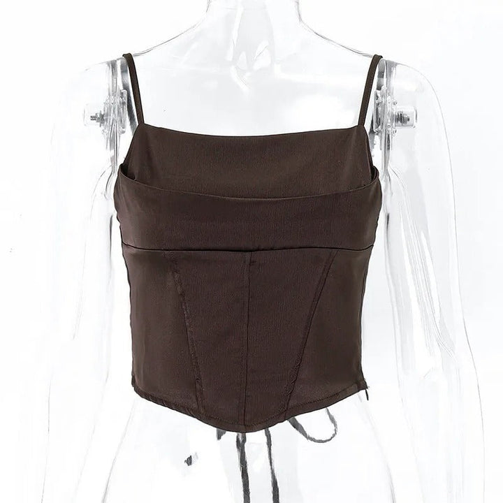 Dame brun blonde crop-top med spaghetti-stropper, rygløs, blød stretch stof, moderne look, fest- og fritidstøj.