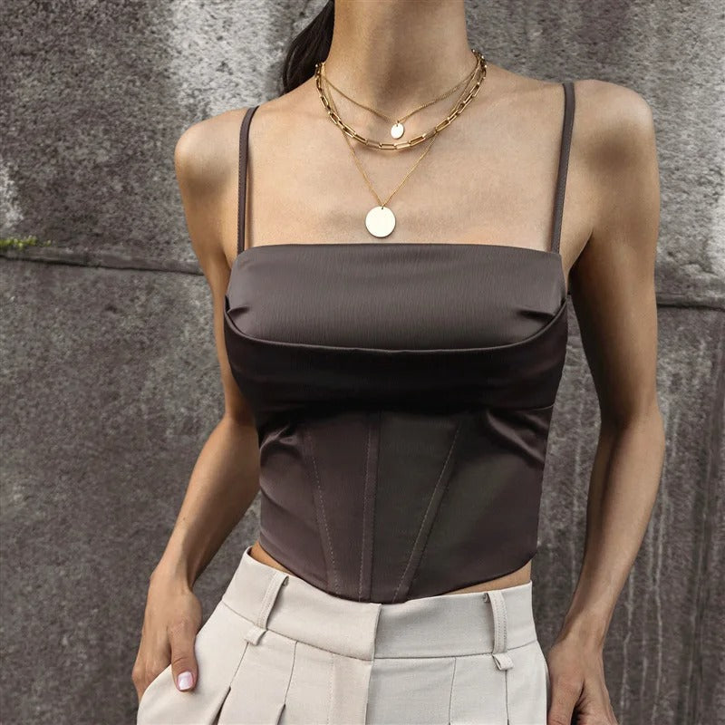 Dame brun blonde crop-top med spaghetti-stropper, rygløs, blød stretch stof, moderne look, fest- og fritidstøj.