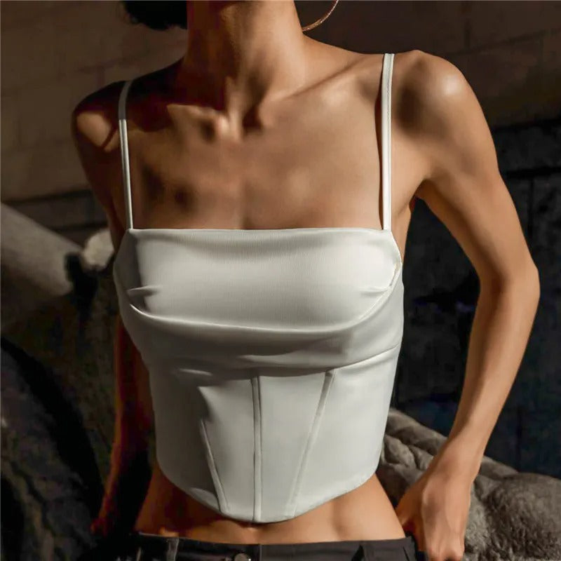 Dame brun blonde crop-top med spaghetti-stropper, rygløs, blød stretch stof, moderne look, fest- og fritidstøj.