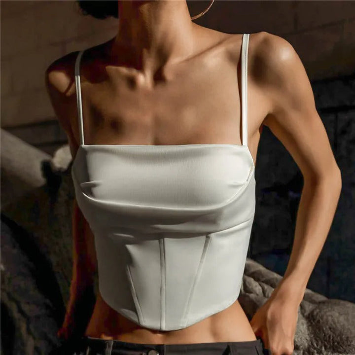 Dame brun blonde crop-top med spaghetti-stropper, rygløs, blød stretch stof, moderne look, fest- og fritidstøj.