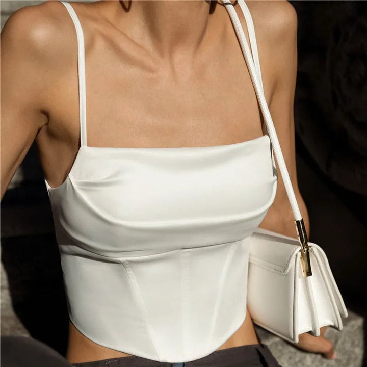 Dame brun blonde crop-top med spaghetti-stropper, rygløs, blød stretch stof, moderne look, fest- og fritidstøj.