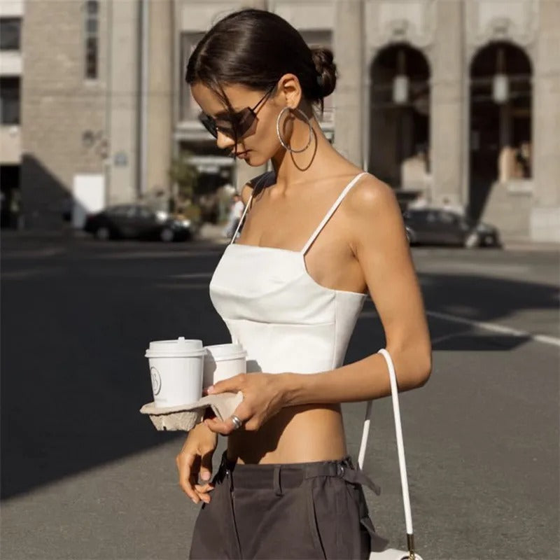 Dame brun blonde crop-top med spaghetti-stropper, rygløs, blød stretch stof, moderne look, fest- og fritidstøj.