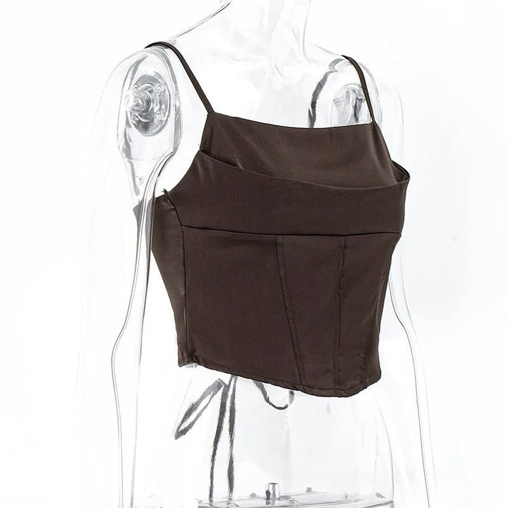 Dame brun blonde crop-top med spaghetti-stropper, rygløs, blød stretch stof, moderne look, fest- og fritidstøj.
