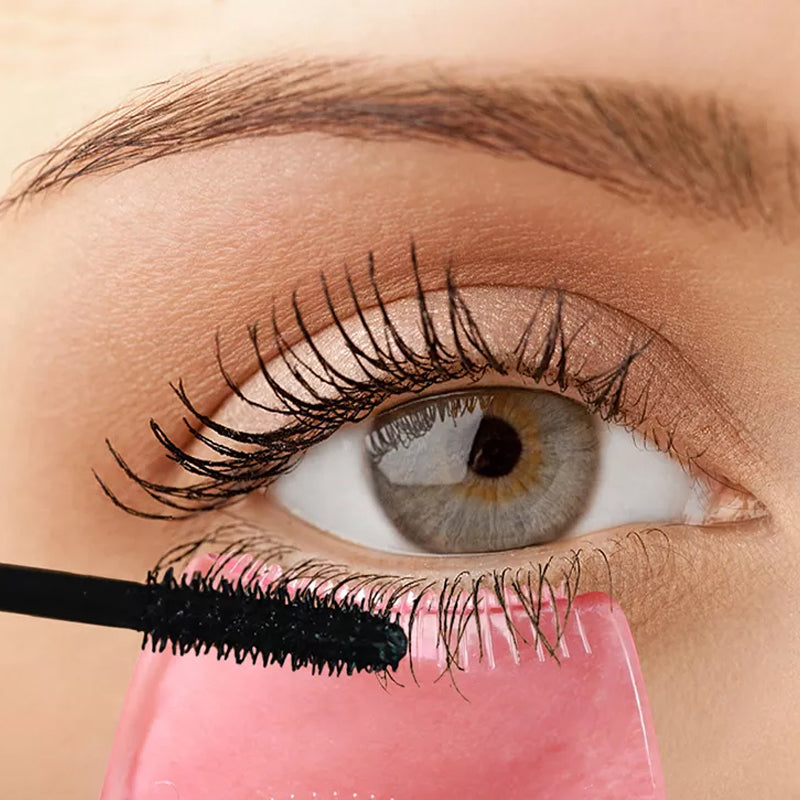 Rosa mascara applikator med buet kam og øjenlågsbeskytter til præcis mascara påføring.