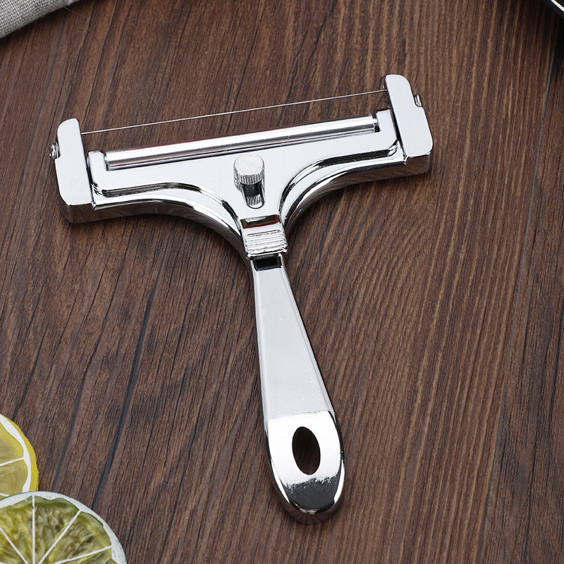 Justerbar osteskærer i aluminium i sølv, til køkkenet; moderne design, velegnet til forskellige ostetykkelser.