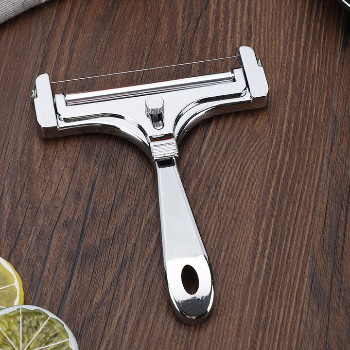 Justerbar osteskærer i aluminium i sølv, til køkkenet; moderne design, velegnet til forskellige ostetykkelser.