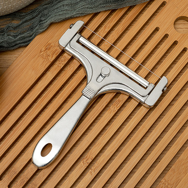 Justerbar osteskærer i aluminium i sølv, til køkkenet; moderne design, velegnet til forskellige ostetykkelser.