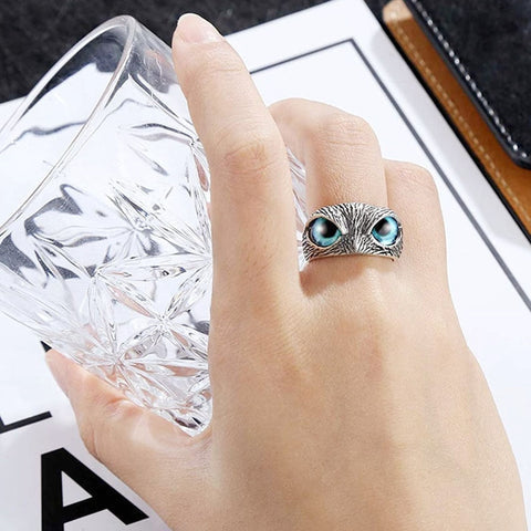 Justerbar sølvring med blå ugle-detalje, symboliserer visdom, tillid, intuition; sølv og blå nuancer.
