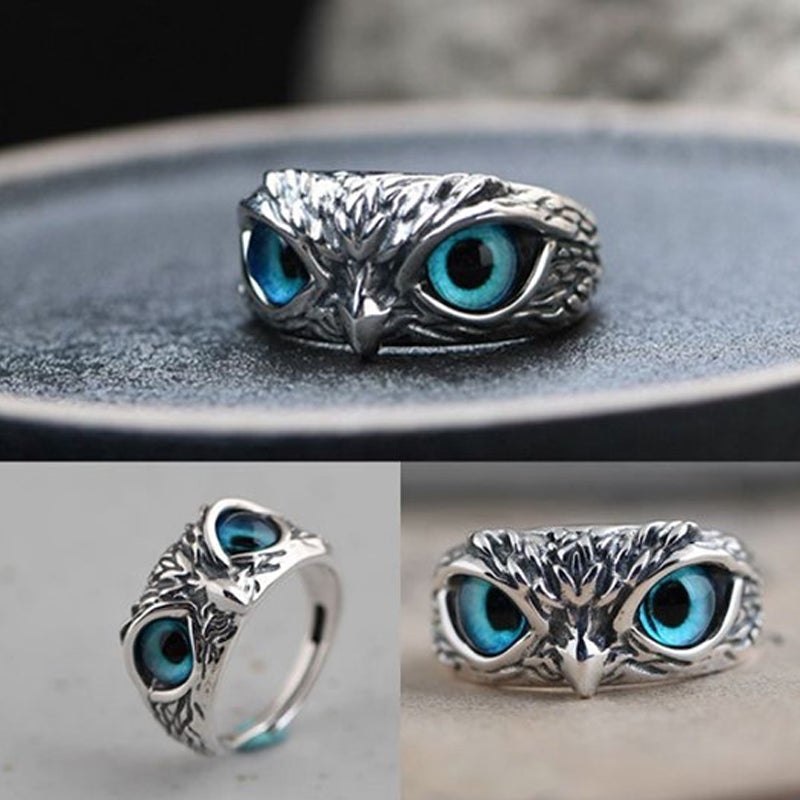 Justerbar sølvring med blå ugle-detalje, symboliserer visdom, tillid, intuition; sølv og blå nuancer.