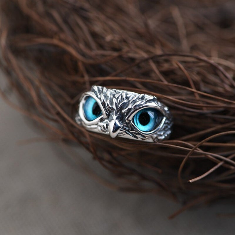 Justerbar sølvring med blå ugle-detalje, symboliserer visdom, tillid, intuition; sølv og blå nuancer.