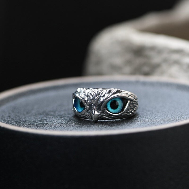 Justerbar sølvring med blå ugle-detalje, symboliserer visdom, tillid, intuition; sølv og blå nuancer.