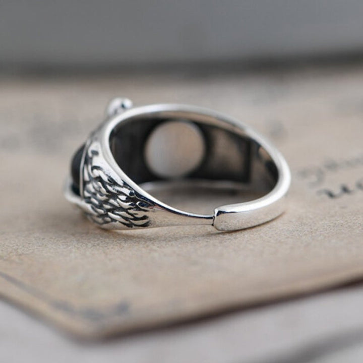 Justerbar sølvring med blå ugle-detalje, symboliserer visdom, tillid, intuition; sølv og blå nuancer.
