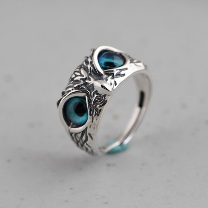 Justerbar sølvring med blå ugle-detalje, symboliserer visdom, tillid, intuition; sølv og blå nuancer.