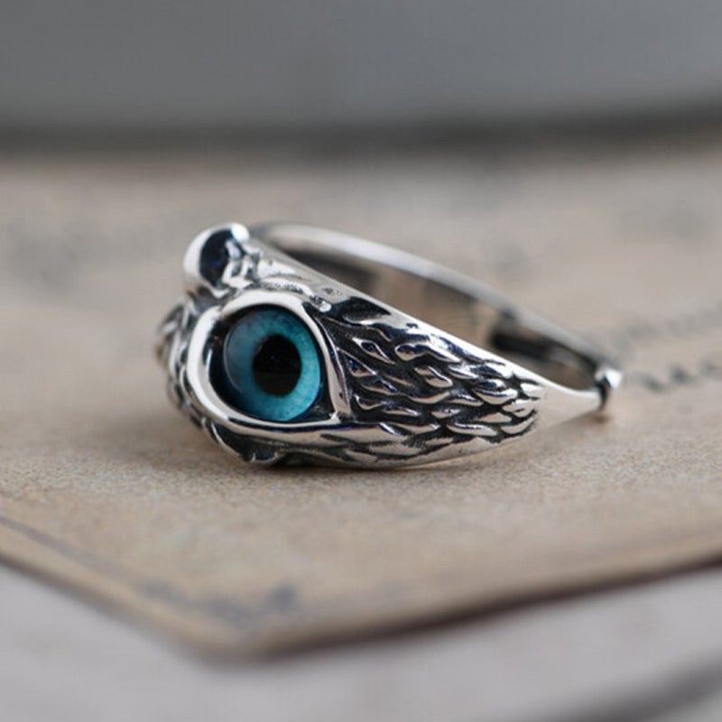 Justerbar sølvring med blå ugle-detalje, symboliserer visdom, tillid, intuition; sølv og blå nuancer.