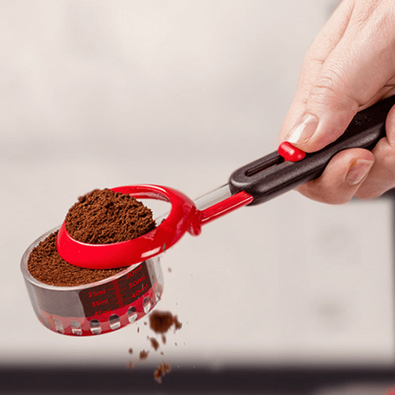 Justerbar sort og rød måleske til kaffeelskere, hjælper med præcis måling af pulveriserede ingredienser.