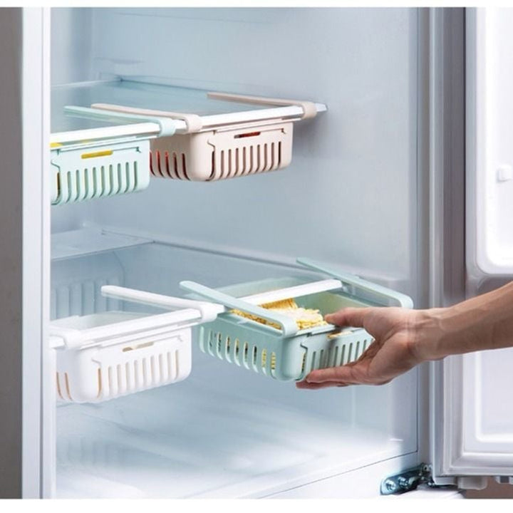 Justerbar pastelfarvet køleskabsopbevaringsrist i lyserød, moderne design, optimerer pladsen.