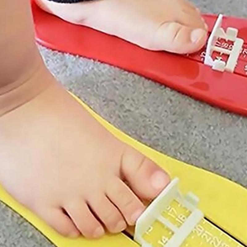 Justerbar babyfodmåler, gul ABS-plast, kompakt design, præcist og brugervenligt måleværktøj.