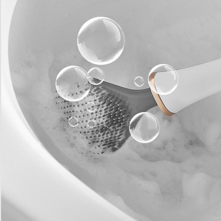 Silikonebørste til toilet med vægbeslag, blå, moderne design, pladsbesparende og hygiejnisk i brug.
